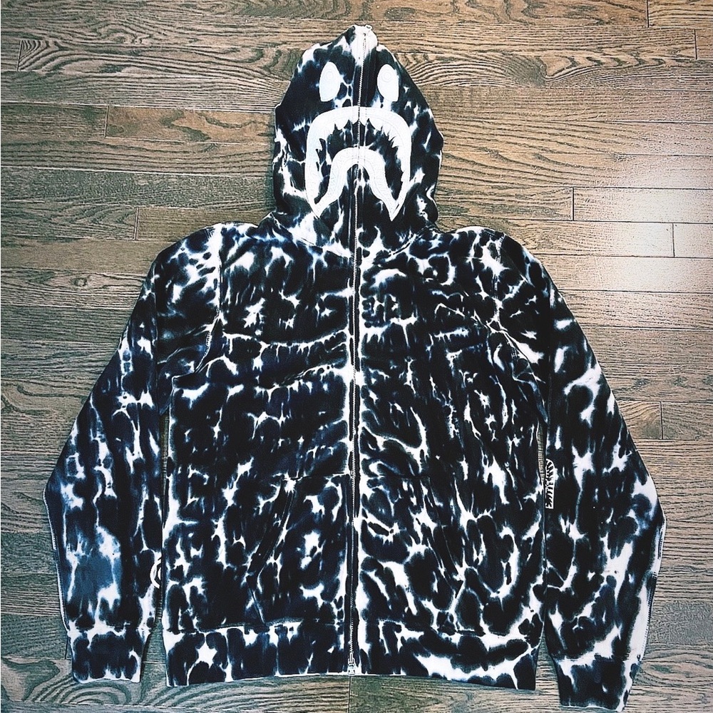 Brand new RARE TIE DYE BAPE size M with tags and bag